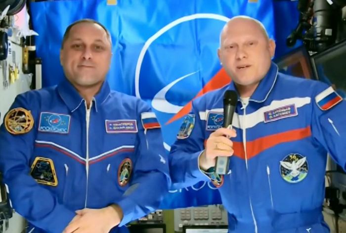 День космонавтики. Поздравление с орбиты