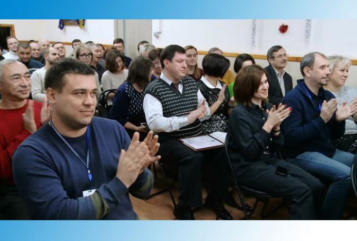 Сотрудники электросети принимают поздравления