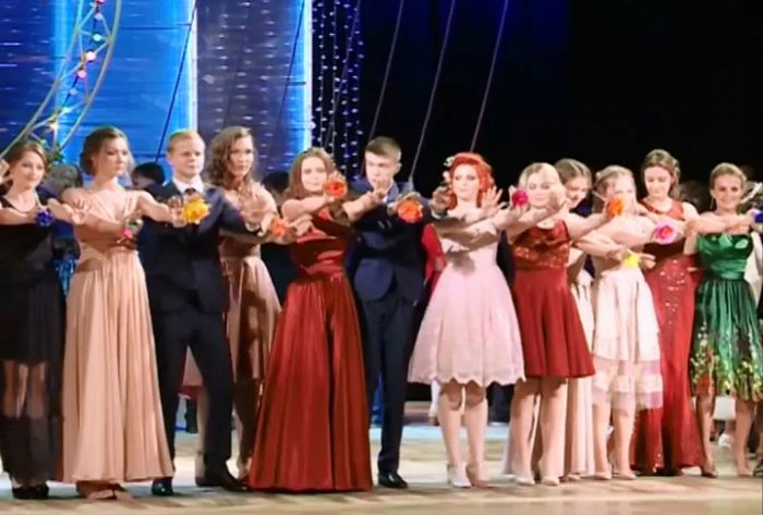 Продолжается прекрасная пора выпускных вечеров