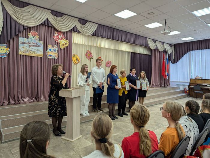 Педагогов школы №1 поздравили представители администрации