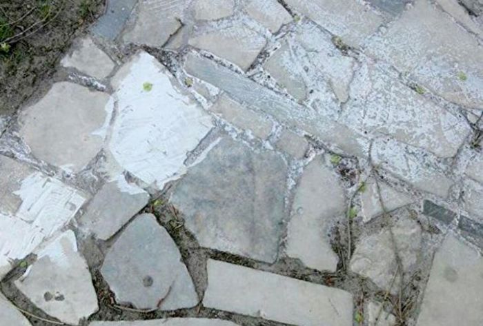 Похоронное бюро в Ульяновске замостило тропинку надгробными плитами