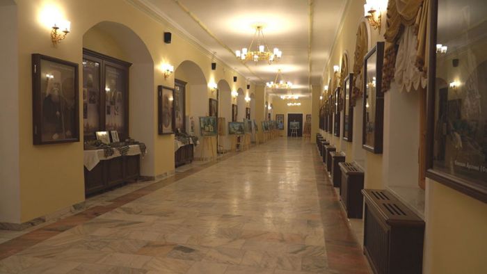 Работы художников из городов Золотого кольца выставили в МДА