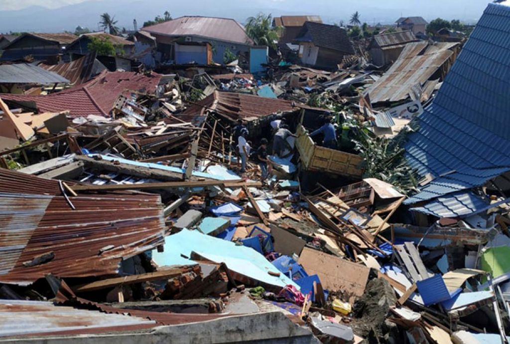 Число жертв землетрясения и цунами в Индонезии превысило 1200 человек