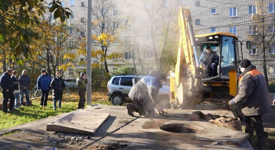 «Газпром теплоэнерго МО» продолжает устранять утечку на сетях по ул. Новоугличское шоссе, д.36