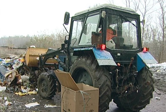 В пятницу во дворе дома №7 на Стахановской улице убирали мусор