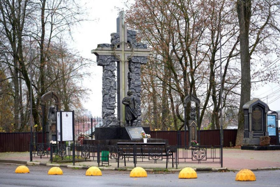 Парковку около памятника Флоренского в Сергиевом Посаде закрыли из-за вопросов безопасности