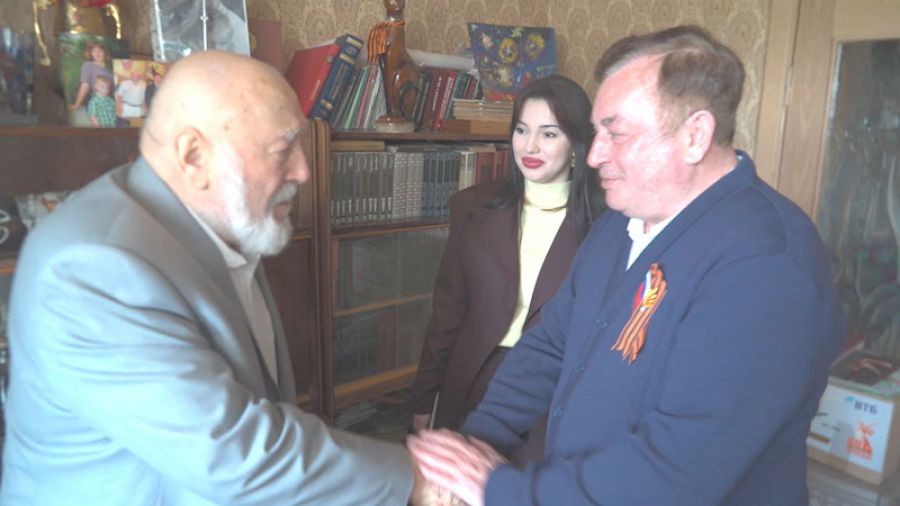 Алексей Вохменцев поздравил ветерана Евгения Качауна