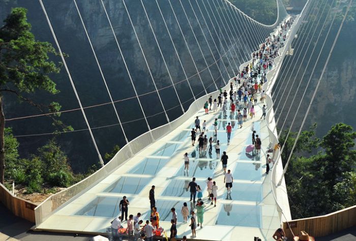 В Китае достроили самый длинный стеклянный мост в мире
