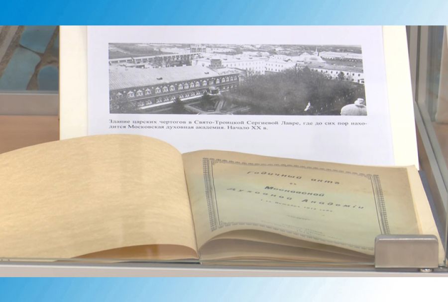 Старинные книги в новом интерьере Библио-холла