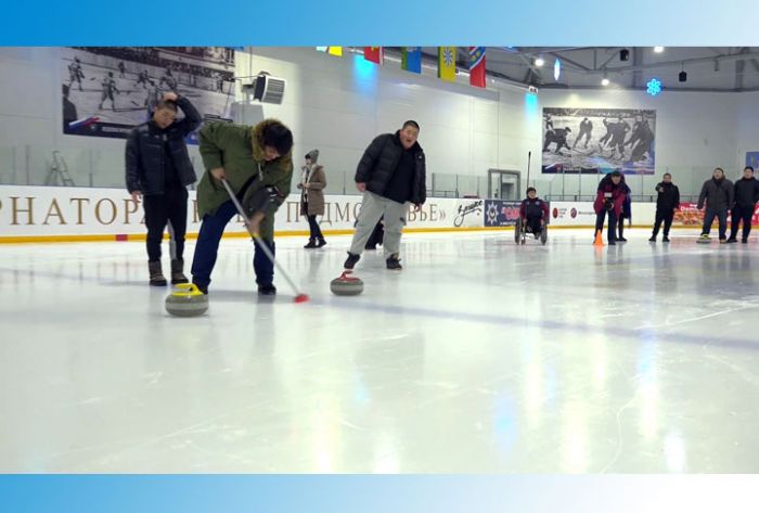 Японские сумоисты впервые сыграли в кёрлинг