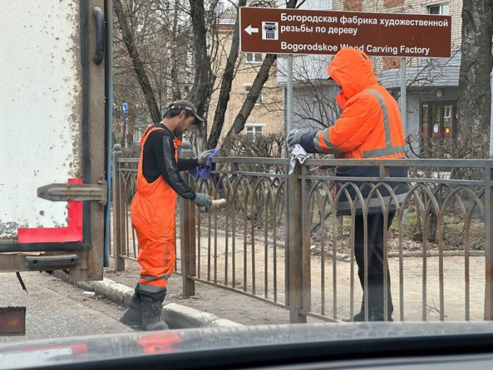 Проспект Красной Армии в Сергиевом Посаде приводят в порядок после зимы