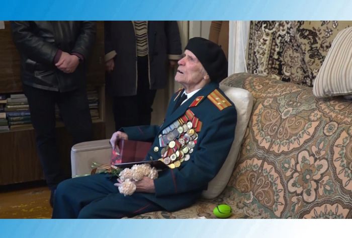 Участник войны Михаил Фомич Тимчук принимает поздравления