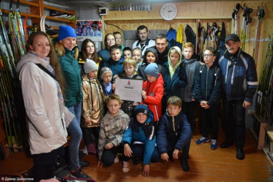 Александр Легков подарил сертификат на спортивный инвентарь для лыжной секции в Бужаниново