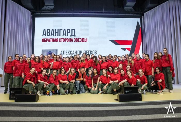 Александр Легков побывал в гостях у подмосковных курсанток-школьниц