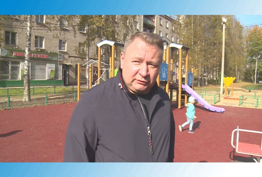 Михаил Токарев осмотрел недавно благоустроенные дворы округа