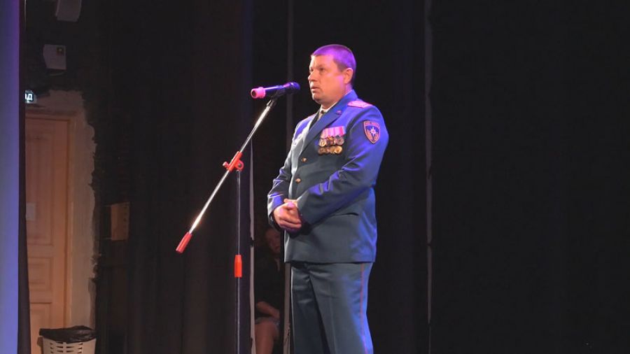 Сотрудников МЧС поздравили с профессиональным праздником