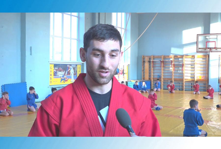 Самбисты поздравили своих тренеров