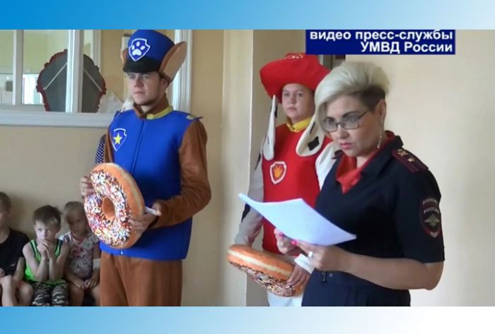 Сотрудники УМВД встретились с маленькими пациентами ЦРБ