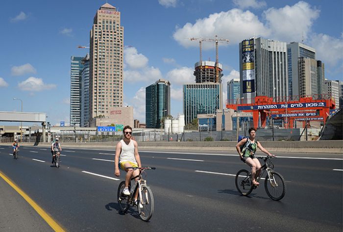 Власти Тель-Авива разрешили спускать шины велосипедистам за нарушение ПДД