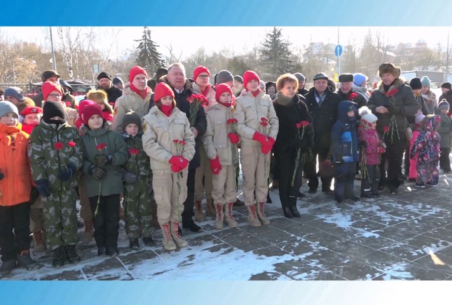 У Вечного огня почтили память защитников Отечества