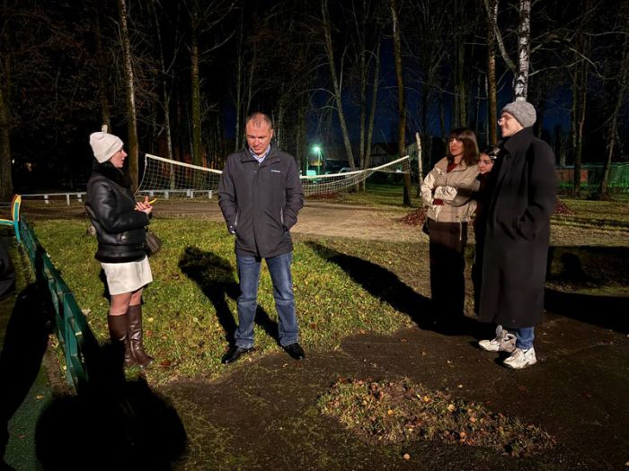 Заместитель главы Сергиево-Посадского округа Роман Сусанин лично встретился с местными жителями на территории парка «Козья горка»