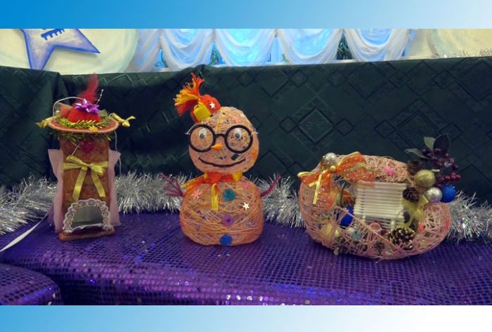Дед Мороз И Снегурочка принимают игрушки-самоделки в ДК Гагарина