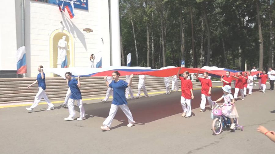 День России. Фасад ДК имени Гагарина