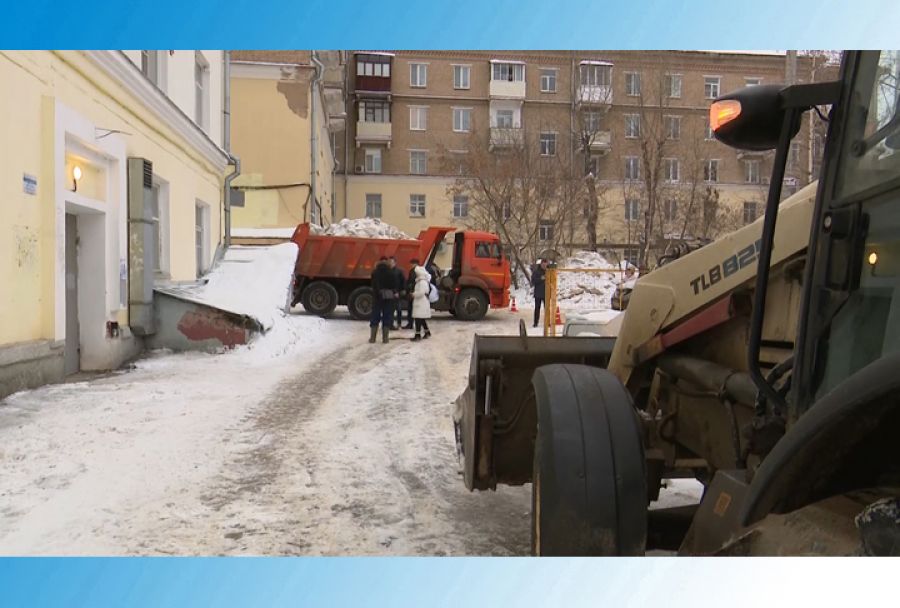 Продолжается комплексная уборка дворов