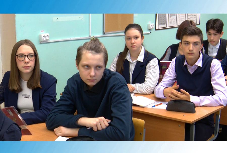 Дети вместо цветов - ученики 19 школы помогают Веронике Сафоновой