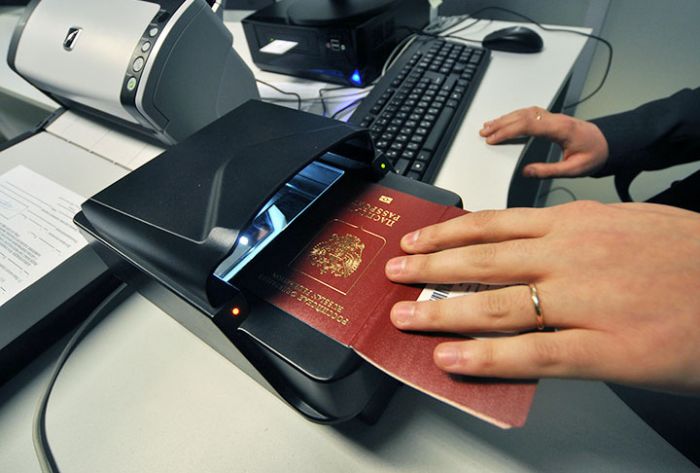Россиян начнут переводить на электронные паспорта с 2021 года