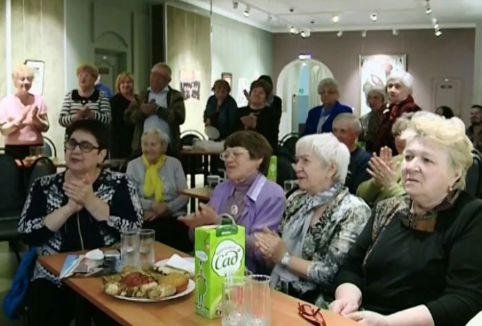 Песням военных лет подпевали все