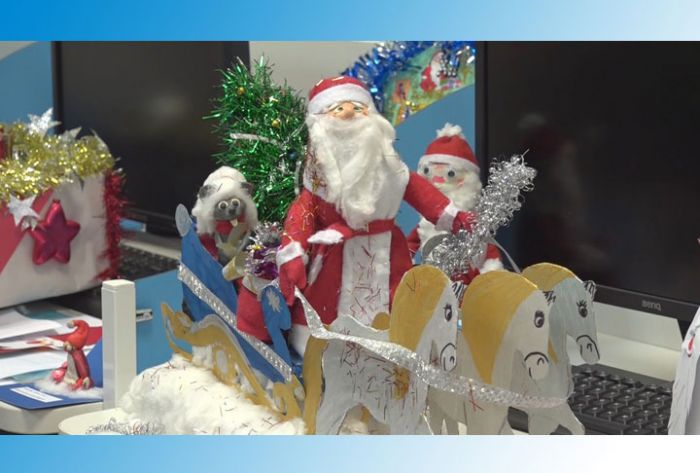 170 портретов Дедушки Мороза принесли дети в библиотеку