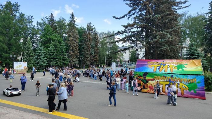 Мальчишки и девчонки, а тк же их родители ...