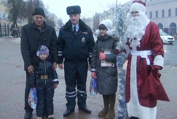 На дорогах Сергиево-Посадского района водителей и пешеходов поздравлял Дед Мороз