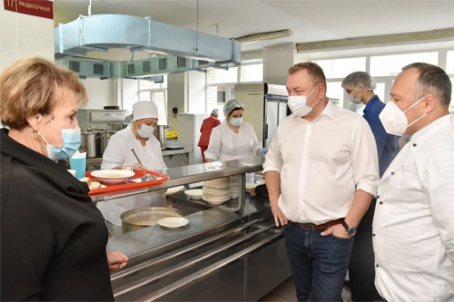 Михаил Токарев проверил организацию бесплатного питания учеников начальной школы