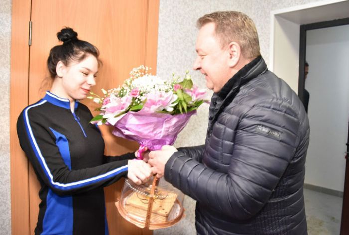 Глава округа побывал в гостях у девушки-сироты в ее новой квартире