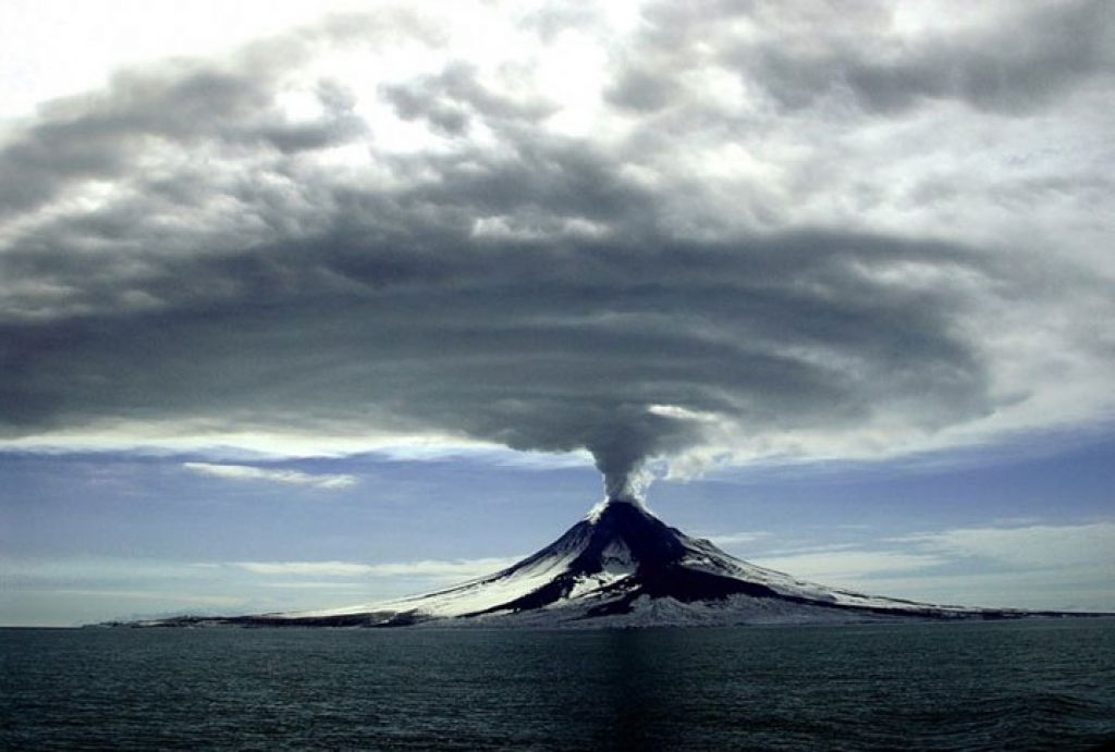 Вулкан Симмоэ в Японии выбросил 5-километровый столб пепла