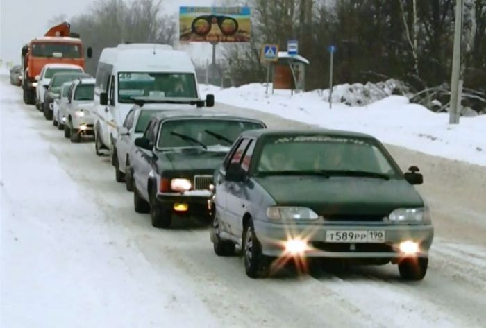 Переезд в районе Деулино парализовал движение автотранспорта утром