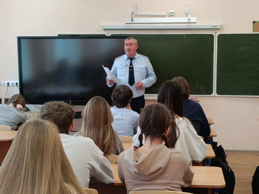 Урок профориентации для школьников провел сотрудник полиции