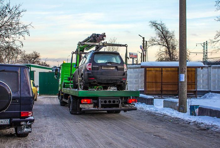 Коллекторы увезли машину должницы вместе с ее дочерью&zwj;