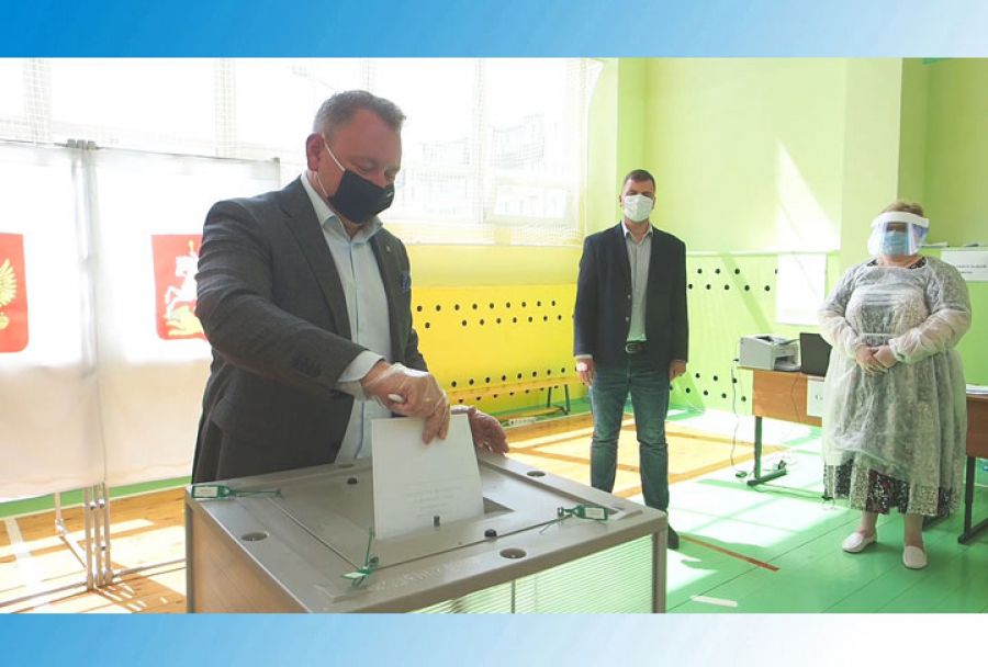 Глава округа Михаил Токарев посетил несколько избирательных участков