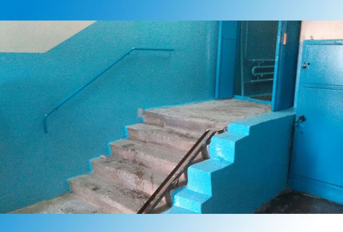 УК отремонтировала подъезд дома по требованию Госжилинспекции