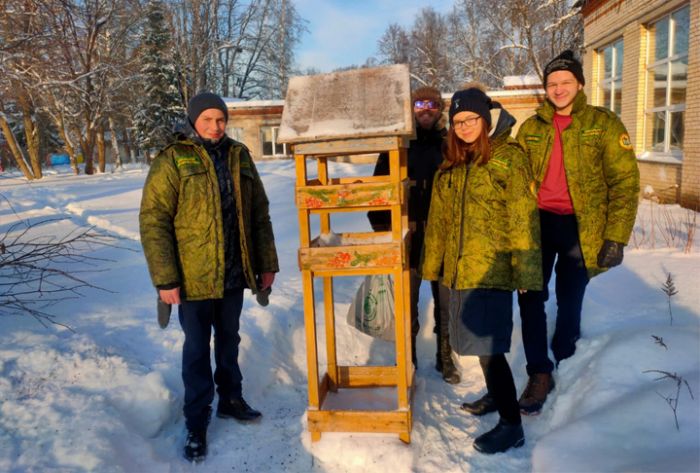Отряд юннатов "Лесная братва" из Хотьково продолжает поддерживать птиц зимой