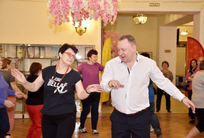 Глава Сергиево-Посадского ГО принял участие в занятии по танцам клуба "Активное долголетие"