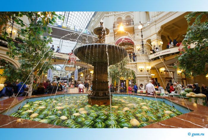 В фонтан московского ГУМа запустили несколько тонн арбузов и дынь