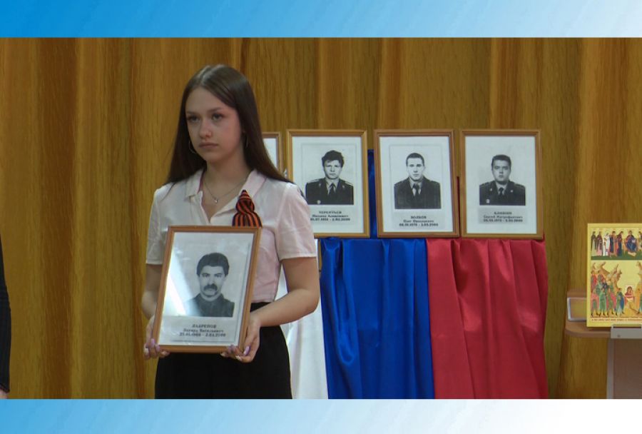 В Хотьковской школе №1 открыли парты героев