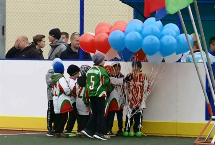 Новую спортивную площадку в Краснозаводске открыли футбольным матчем