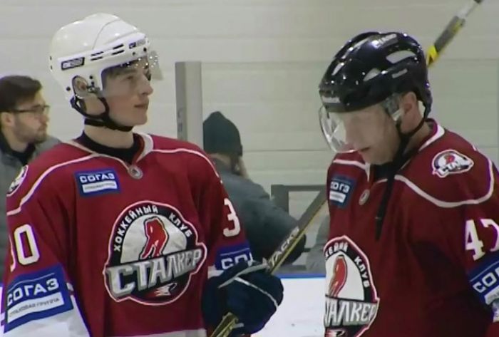 Хоккейным матчем отметили год работы Ледового дворца