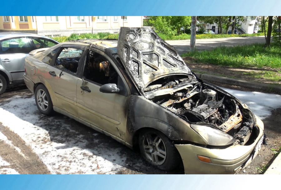 Во дворе дома №9 на Воробьевской улице загорелся автомобиль