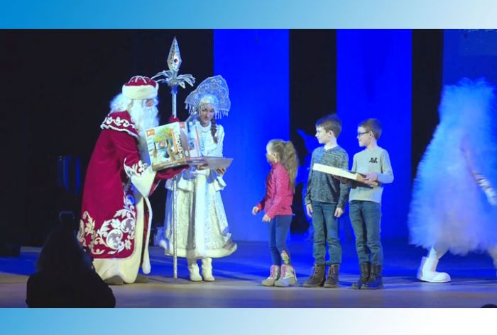 Дед Мороз и Снегурочка вручили награды